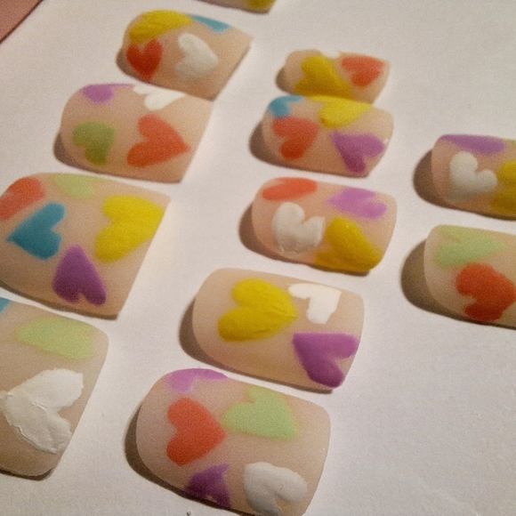 Hand Crafted Press On Nails 22pc Short Square Rainbow Hearts Matte Finish - Picture 4 of 7